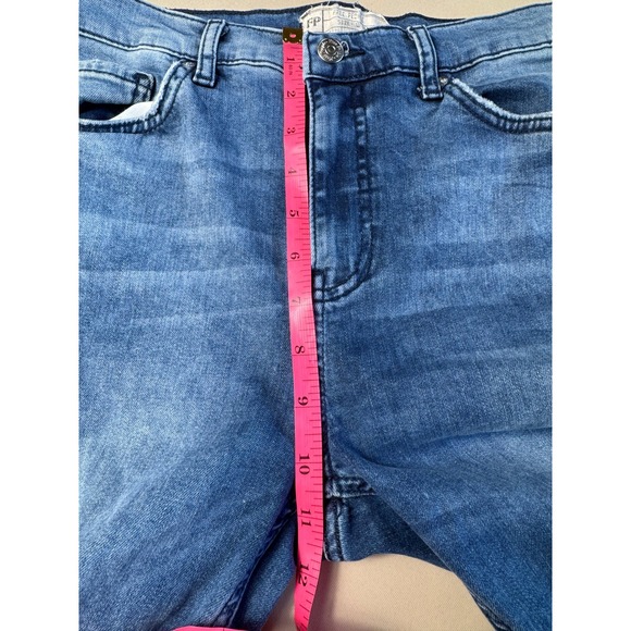 Free People Distressed Skinny Jeans w/ Quilted Patch Knees Size W 31 Short - Picture 8 of 9